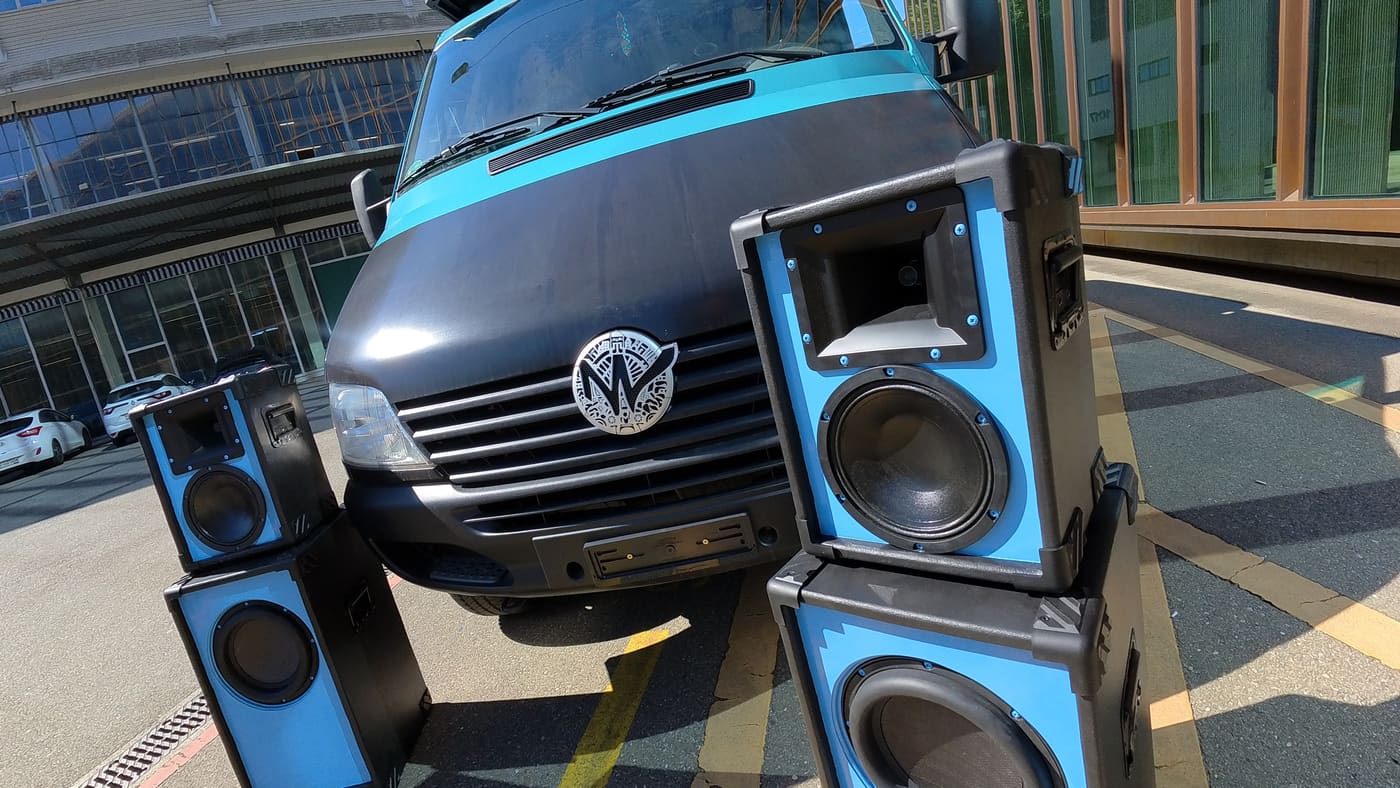 Boxentürme im Vordergrund, dahinter die Front des bass.cruiser