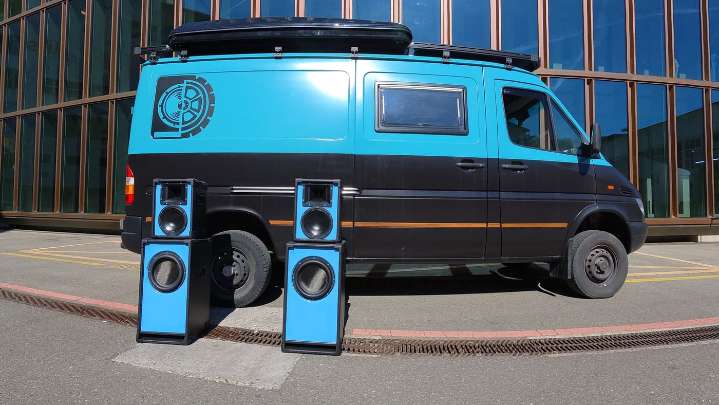 Seitenansicht des bass.cruiser mit Boxentürmen, das Rad-Logo auf der Flanke